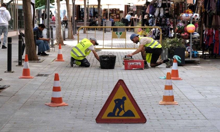 Operaris treballant en la reparació del paviment d'aquests carrers del Port