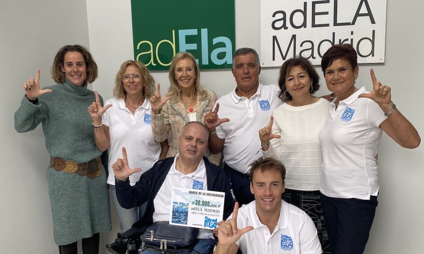 Acte de lliurament del xec de Swim for ELA a l'associació AdELA, ahir a Madrid