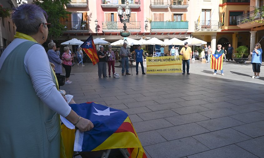 Un moment de la trobada de les Àvies i Avis, ahir al matí, a la plaça de la Vila