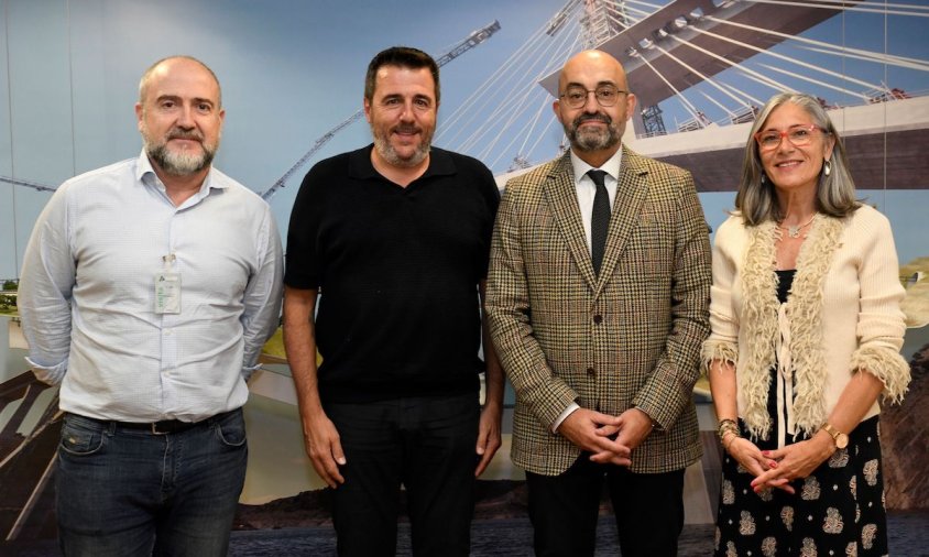 L'alcalde de Cambrils, Alfredo Clúa, l'alcalde de Mont-roig del Camp, Fran Morancho, i l'alcaldessa de Vandellòs i l'Hospitalet de l'Infant, Assumpció Castellví, amb el president d'Adif, Luis Pedro Marco