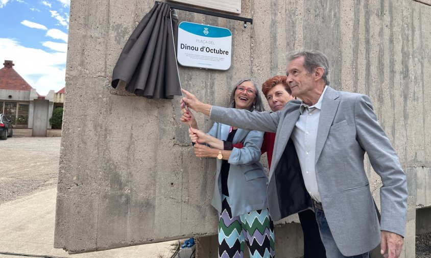 El moment del descobriment de la placa, que ha anat a càrrec de l'alcaldessa, Assumpció Castellví; la presidenta de l'ASTECSN, Nieves Sánchez; i l'extreballador de la Central Nuclear Vandellòs I, Brauli Conejo