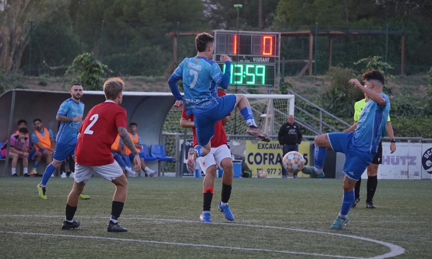 Un moment del partit entre el Cambrils Unió i el Camp Joliu, el passat dissabte a la tarda