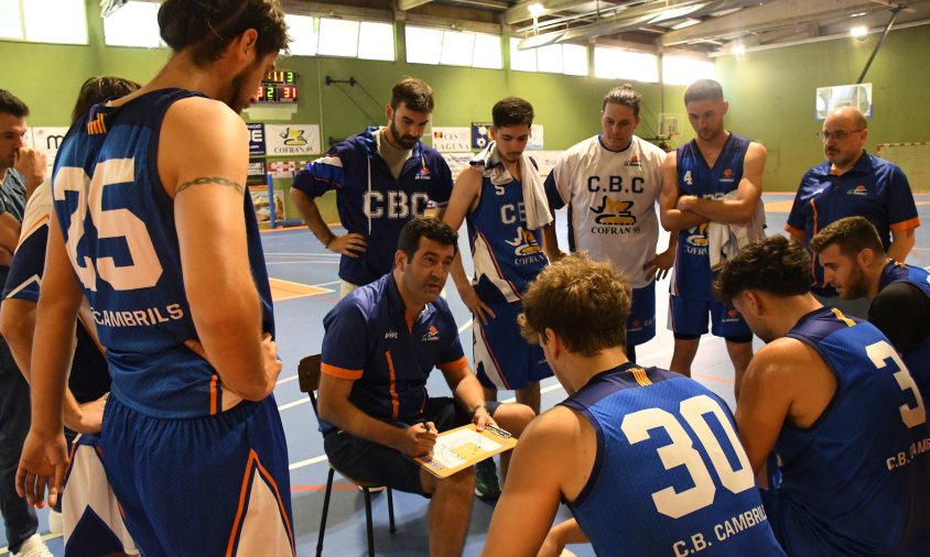 L'entrenador del Cofran 95 CB Cambrils, Òscar Lázaro, donant instruccions als seus jugadors aquesta temporada