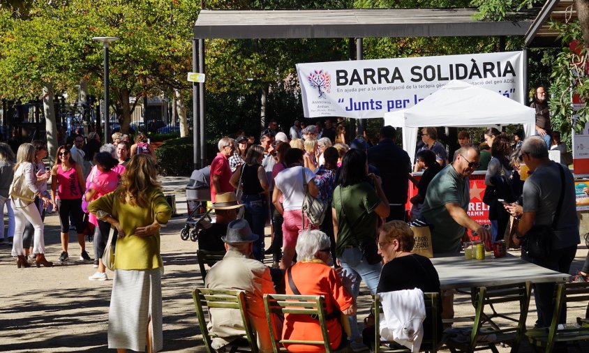 Un nombrós públic es va acostar ahir al parc del Pescador per participar al vermut solidari