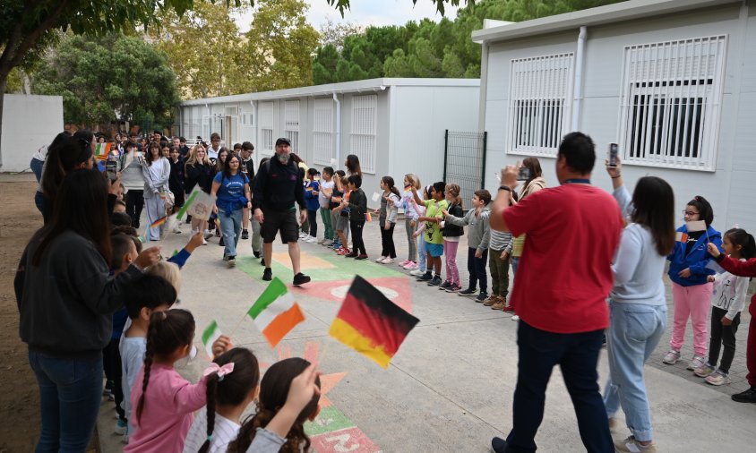 Tots els estudiants de l'escola han rebut els estrangers fent un passadís amb banderetes alemanyes, irlandeses i portugueses