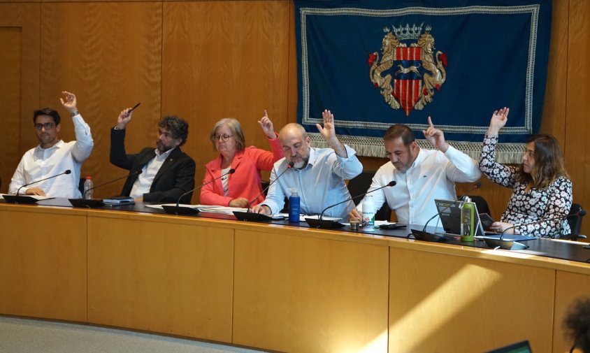 Membres de l'equip de govern votant l'aprovació de les ordenances