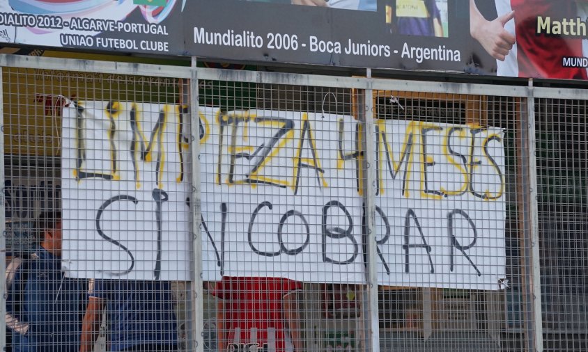 Pancarta penjada als camps municipals de futbol