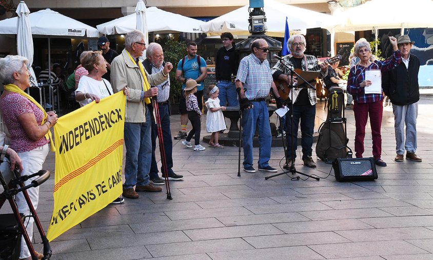 Un moment de la concentració d'ahir de les Àvies i Avis, ala plaça de la Vila