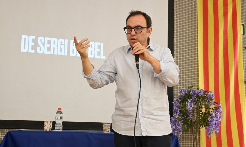 Un moment de la intervenció de l'actor i director Sergi Belbel, ahir, a l'institut Cambrils