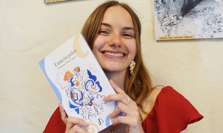 Montse Plana amb el seu llibre Luna en polvo