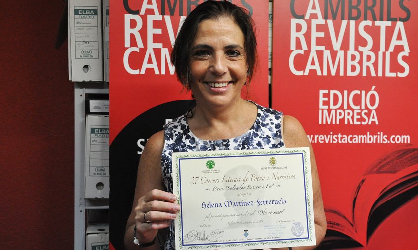 Helena Martínez-Ferreruela amb el diploma del premi de poesia, a la seu de Revista Cambrils