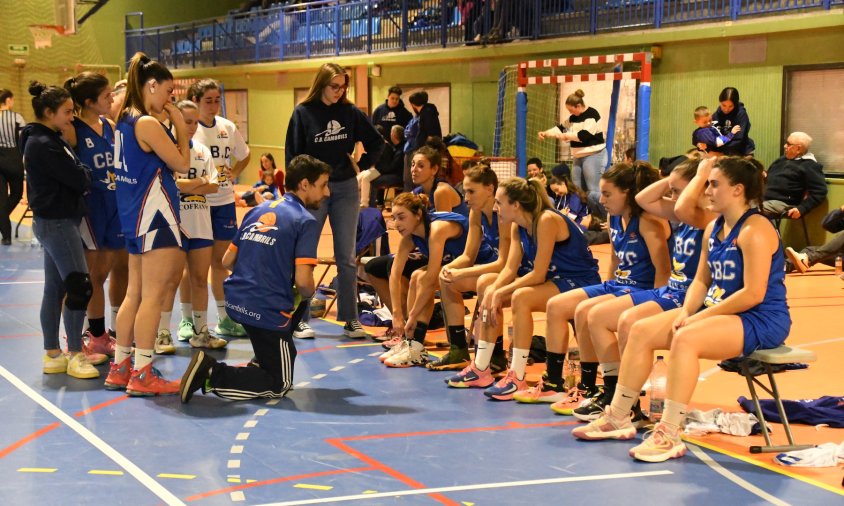 Imatge de la banqueta del Cofran 95 CB Cambrils femení, la temporada passada