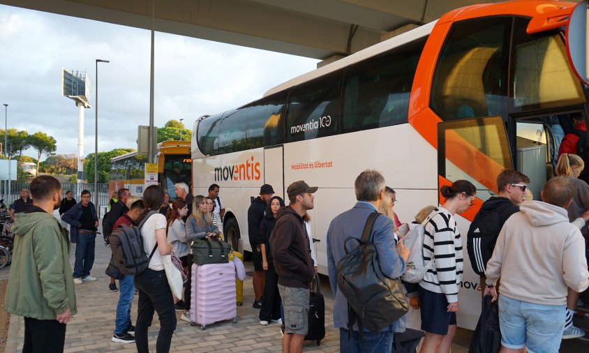 Usuaris fent servir l'autobús alternatiu que Renfe ha posat entre Cambrils i Sant Vicenç de Calders