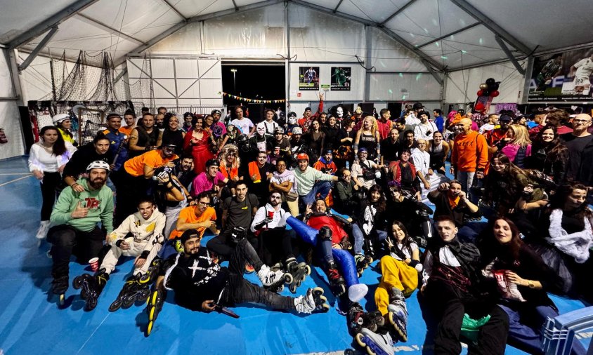 Foto de grup dels rollers participants al sopar i festa final a la carpa de la zona esportiva municipal