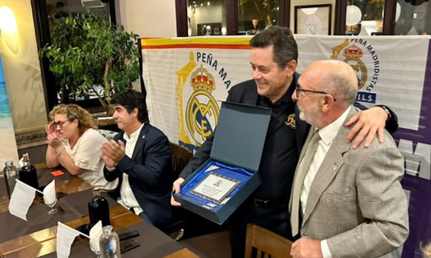 El president de la Peña Madridistas Cambrils, Joan M. Artigau, i el periodista Tomás Roncero durant el sopar de celebració del segon aniversari de l'entitat