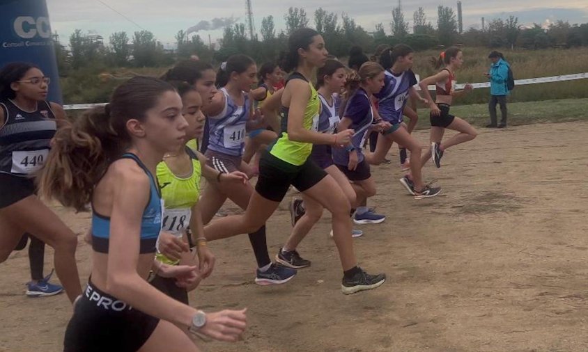 Un moment de la cursa en la categoria infantil amb l'atleta cambrilenca Clàudia Espinosa en primer terme