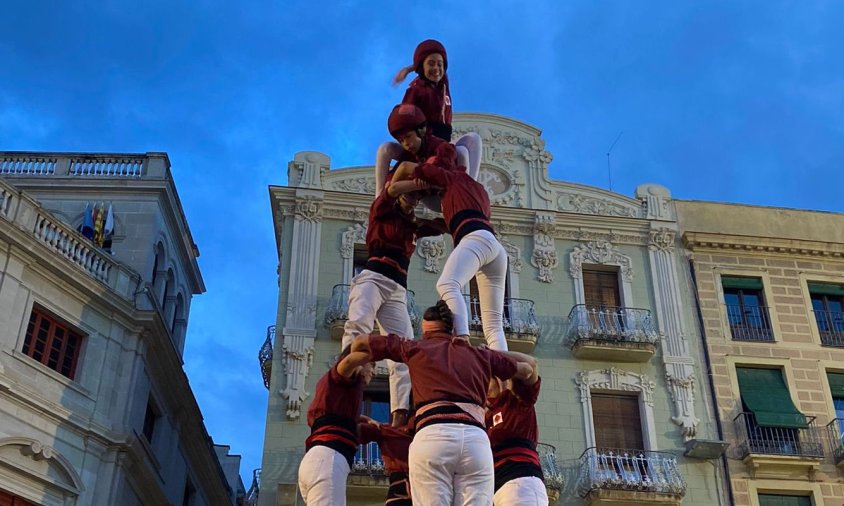 Pom de dalt del 4 de 6 dels Xiquets de Cambrils a la plaça Mercadal