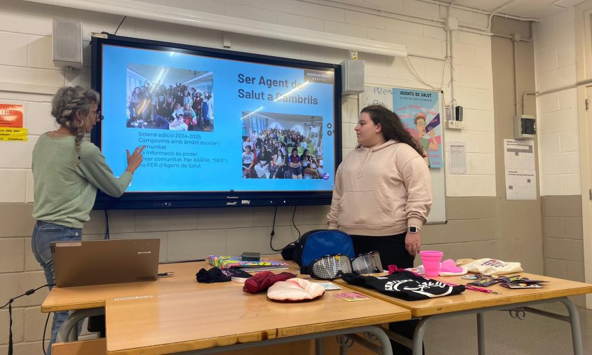 La responsable del projecte, Laia Salsench, i l’alumna d’Agent de Salut de la primera edició, Alba Hurtado, han dut a terme la presentació a l’Institut Fonts del Glorieta d’Alcover