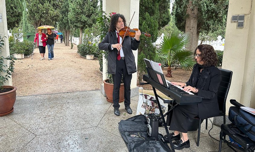 Al porxo de l'entrada al cementiri es va oferir un concert, organitzat per Mèmora