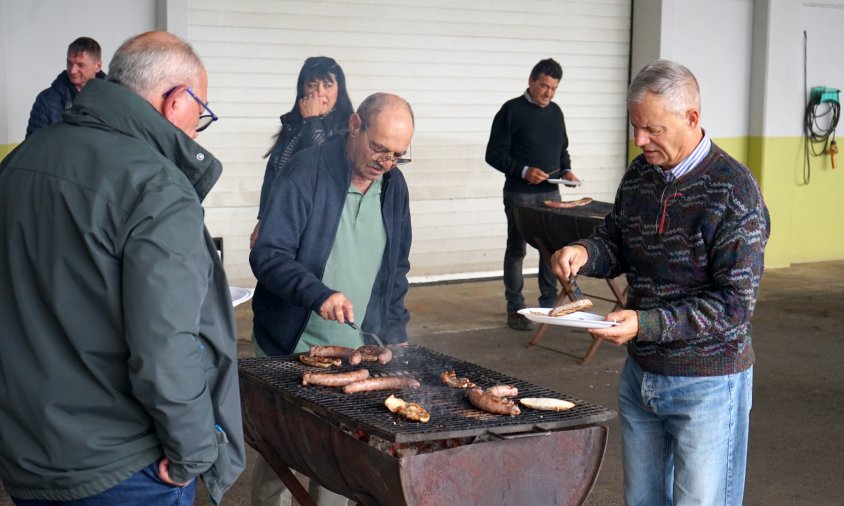 L'esmorzar consistia en llonganissa, cansalada, pa amb tomàquet, fruita i oli nou