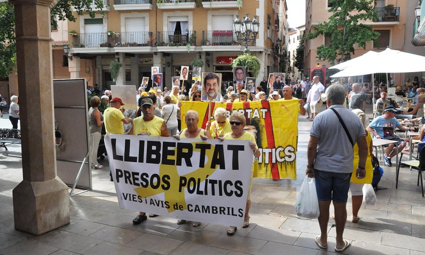 Manifestació dels Avis i Àvies, ahir, a l'entrada del carrer de Gimbernat