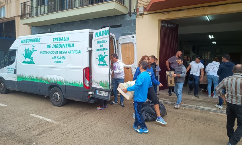 Els Vogadors Vent d'Estrop i l'associació Em dones força són unes de les moltes entitats que han recollit material