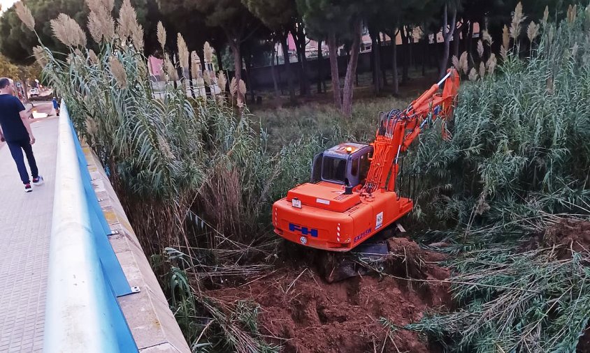 Una màquina va netejar un tram de la riera de Maspujols, ahir a la tarda