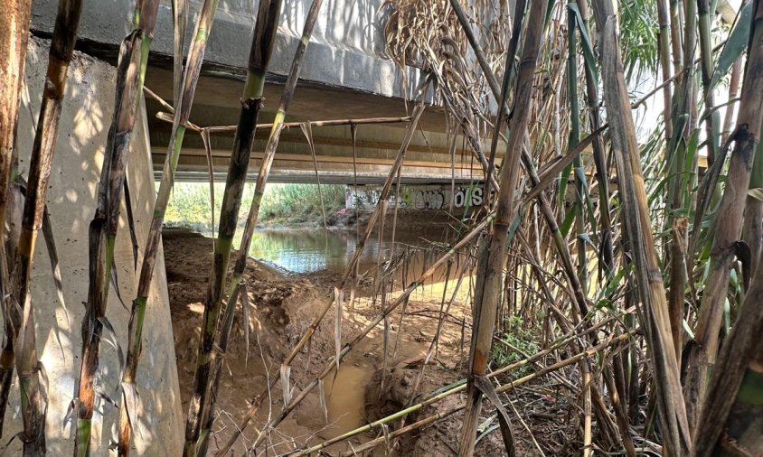 Estat actual de la riera de Maspujols sota el pont del vial del Cavet