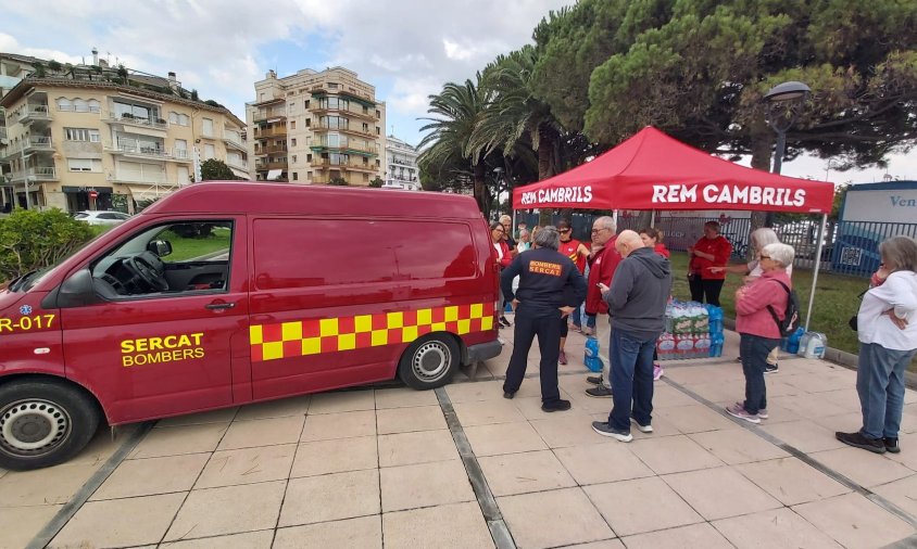 Les garrafes i ampolles d'aigua van ser carregades a una furgoneta del Serveis d'Emergències i Rescats de Catalunya (SERCAT)