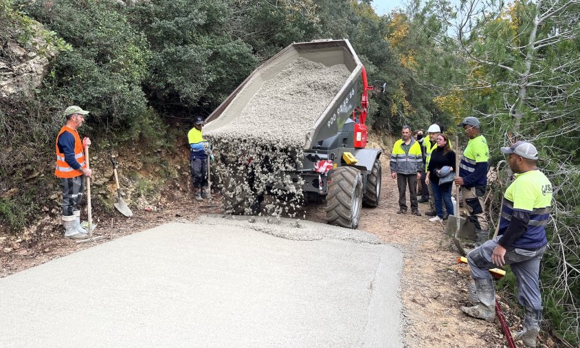 Imatge dels treballs de pavimentació amb formigonat