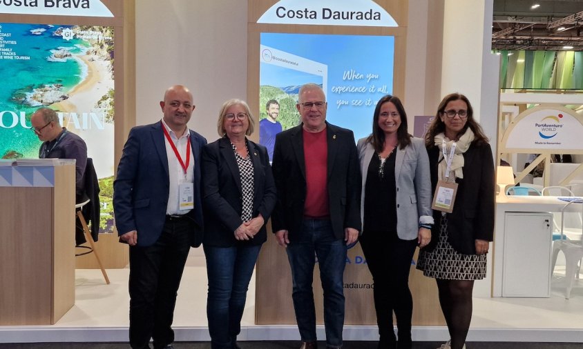 La regidora de Turisme amb l'alcalde de Salou i altres representants a la fira de turisme de Londres