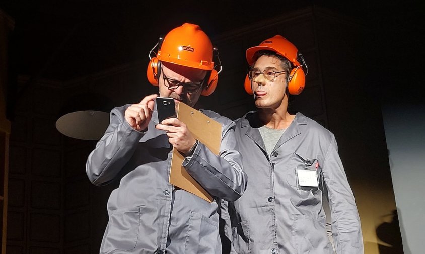 Els actors de la companyia en un moment de l'obra representada ahir al Teatre del Casal