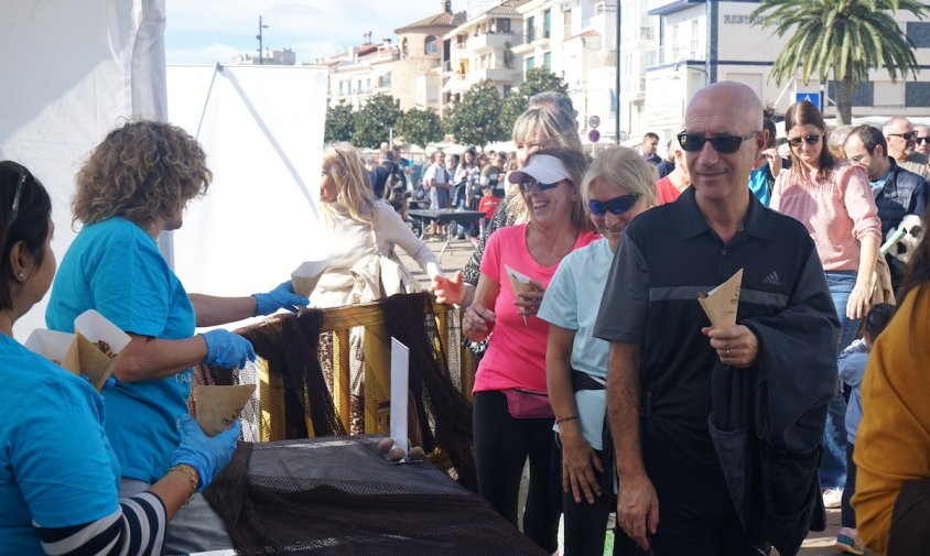 Desenes de persones van fer cua per agafar la seva tapa de seitons fregits, ahir al matí al Port