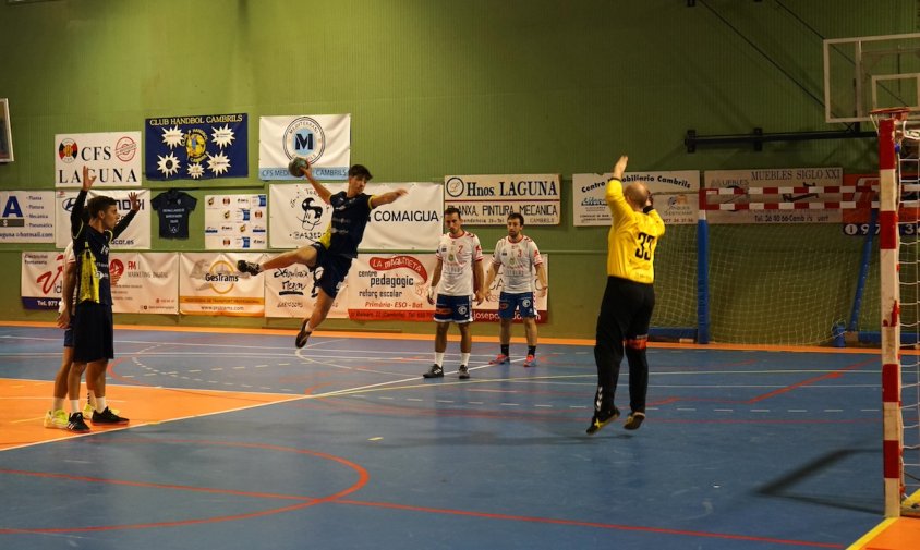 Un jugador del CH Cambrils llença a porteria en el partit del passat dissabte