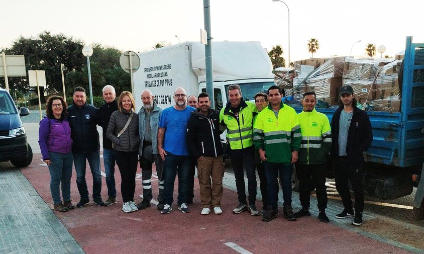 Autoritats municipals i gent que va participar al trasllat del material amb els seus vehicles, ahir  al matí