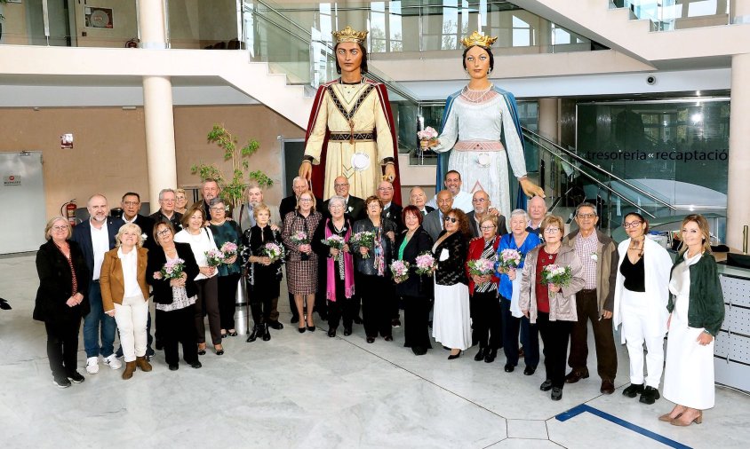 Foto de grup de les parelles homenatjades per les seves Noces d'Or