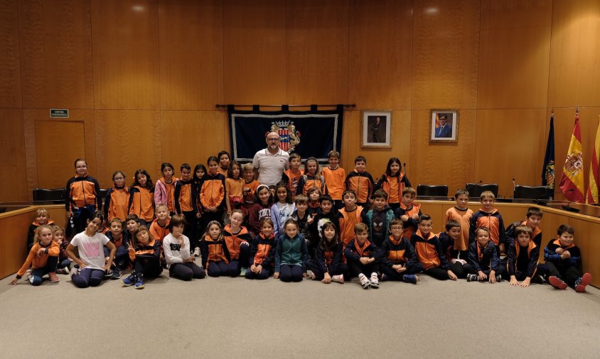 Foto de grup dels alumnes amb l'alcalde Alfredo Clúa