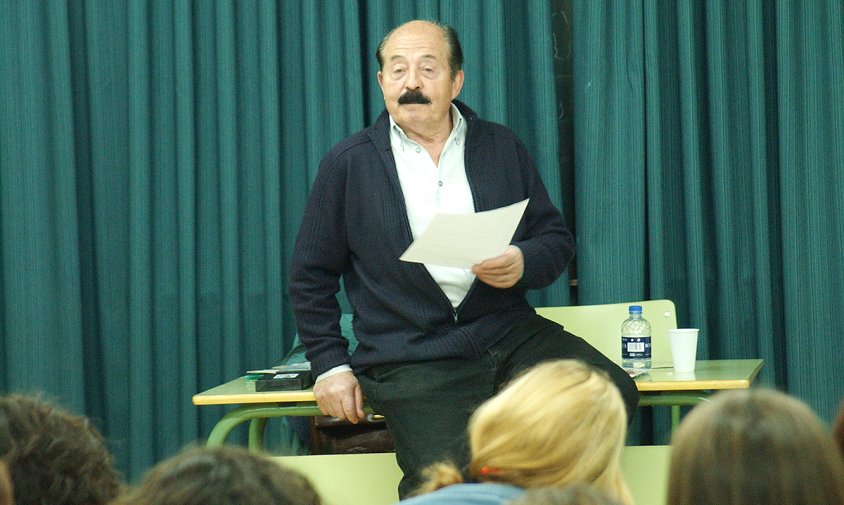 Enric Marco, en un moment de la seva xerrada a l'Institut Ramon Berenguer IV, el 23 d'abril de l'any 2003