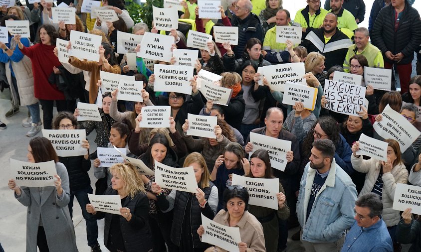 Un centenar de persones han participat a la protesta al vestíbul de l'ajuntament