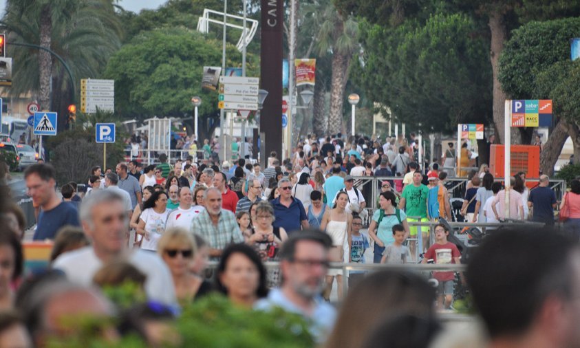 Imatge d'arxiu de gent passejant pel passeig marítim