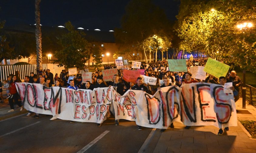 La manifestació de les entitats esportives, al seu pas per l'avinguda d'Adelaida