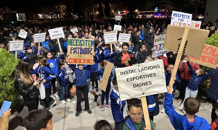 Nens i nenes mostrant cartells de protesta, aquesta tarda, en la manifestació per l'estat de les instal·lacions esportives