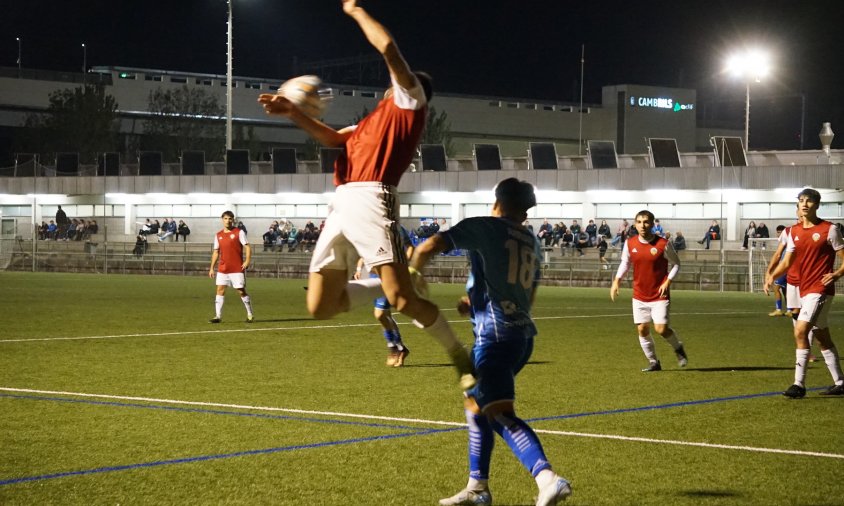 Un moment del partit entre el Cambrils Unió i l'Amposta, el passat dissabte a la tarda