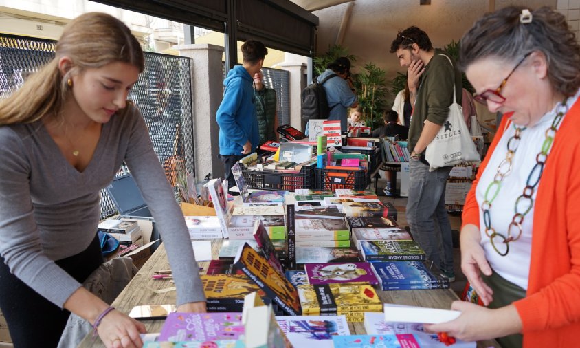 Imatge de la Fira del Llibre celebrada el passat dissabte al matí al Bar del Pòsit