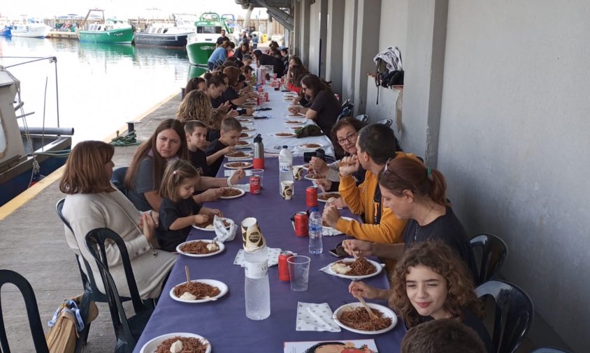 Els participants van poder degustar un plat de fideus rossos a la Confraria de Pescadors