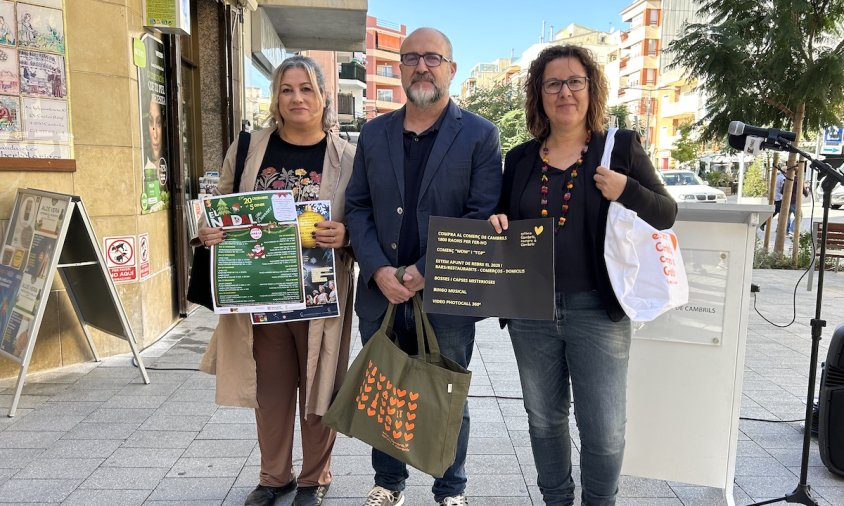 Rosa Carrasco, Alfredo Clúa i Neus Cárdenas amb les bosses de la campanya 'Per Nadal, estimo Cambrils, compro a Cambrils', ahir a la plaça d'Aragó