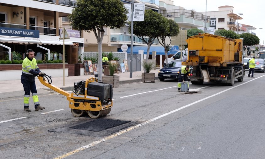 Treballs de reparació del paviment a l'avinguda de la Diputació