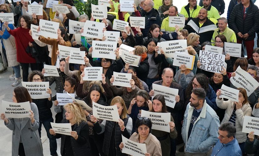 Els treballadors i treballadores durant la primera protesta del passat divendres al vestíbul de l'Ajuntament de Cambrils