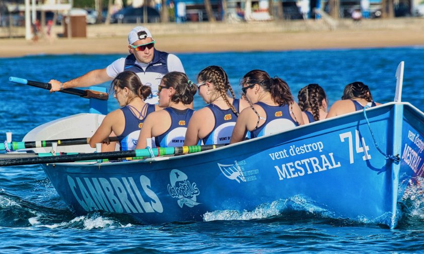 Un moment de la regata disputada a la platja del Regueral