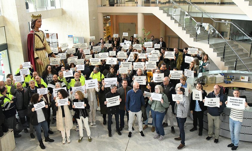 Treballadors de l'Ajuntament, avui, a la concentració que s'ha fet al vestíbul de l'Ajuntament